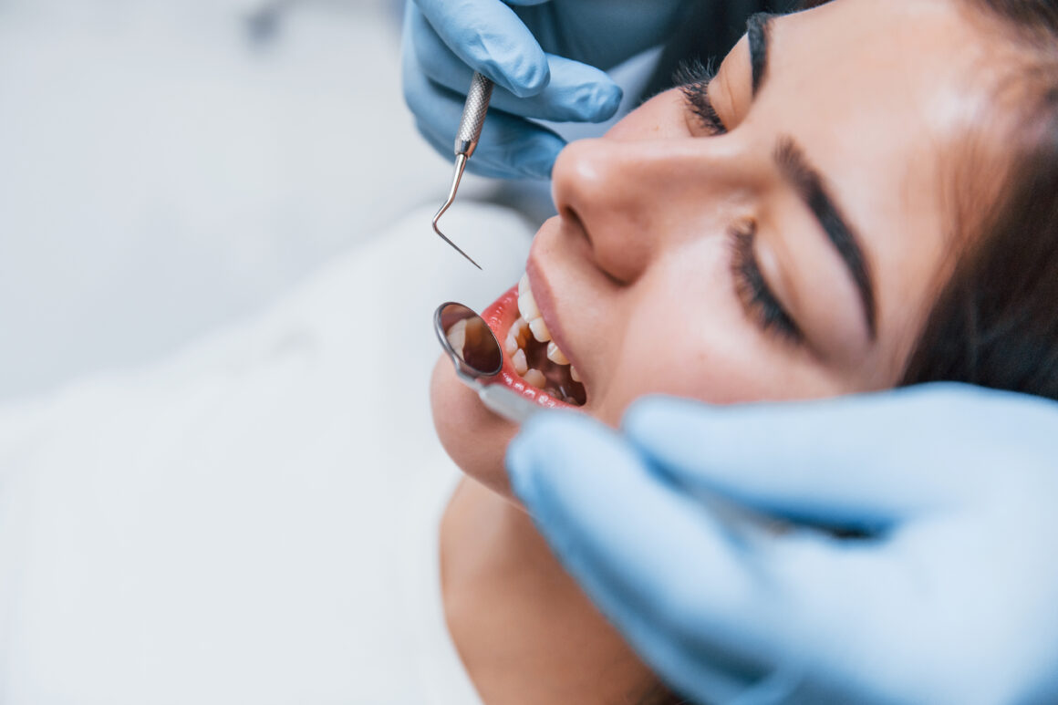 Close up view of young adult woman that have a visit in the dentist clinic. Conception of stomatology Lentes de Contato